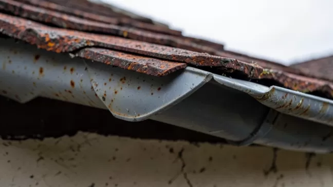 Montaż rynny na starym dachu