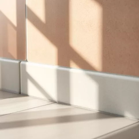 Wykończenie Płytek Podłogowych Przy Ścianie